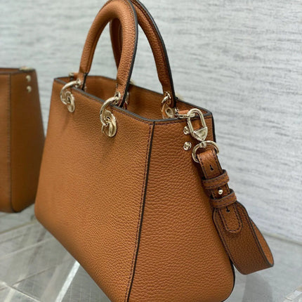Borsa a tracolla in pelle martellata color caramello per donna, multiuso con manico superiore e tracolla.