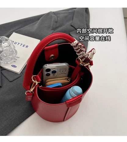 Borse a tracolla e a tracolla a secchiello in PU rosso Nero Senso del lusso Borsa a due usi da donna 2024 Moda versatile in vendita