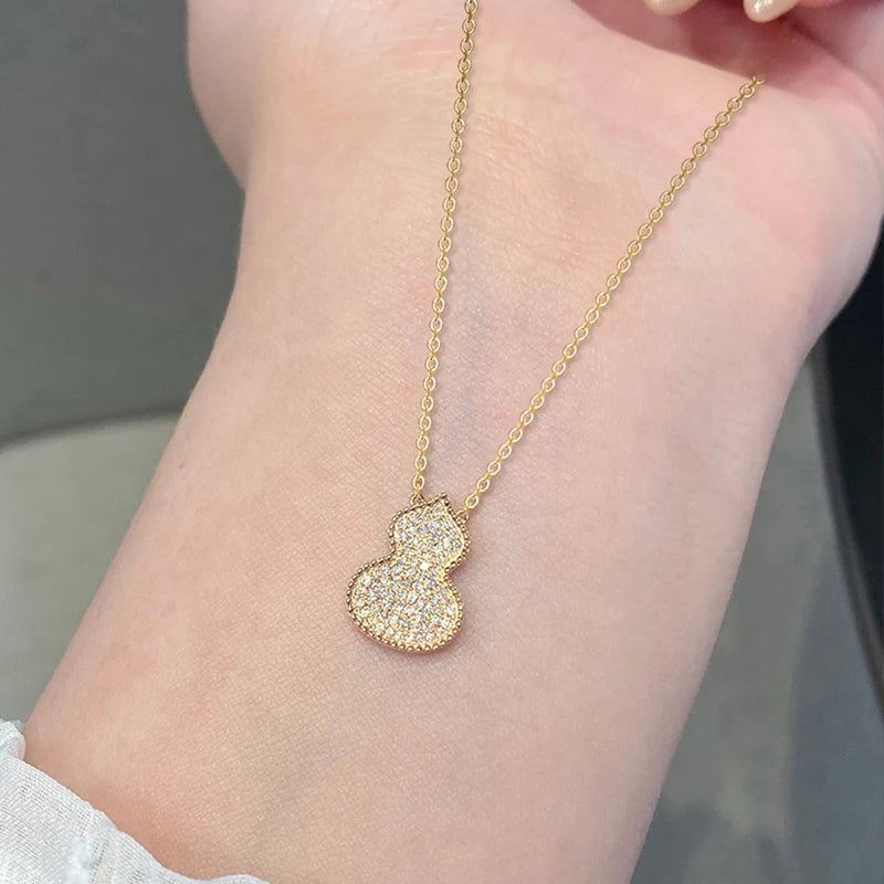 Huitan Romanzo Collana con ciondolo zucca fortunata per donna Accessori per collo abbaglianti di lusso per gioielli versatili delicati e chic da festa