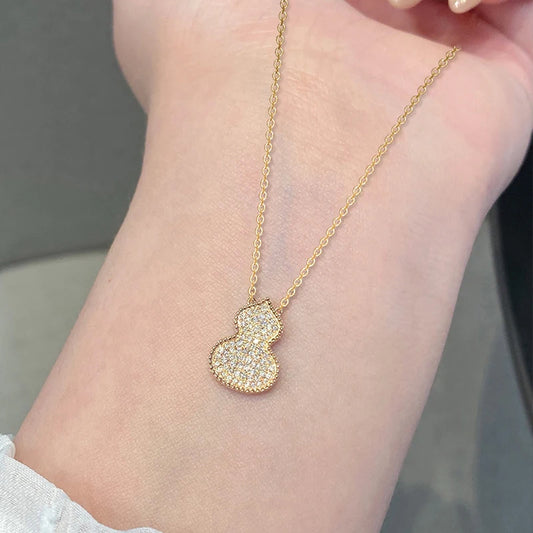 Huitan Romanzo Collana con ciondolo zucca fortunata per donna Accessori per collo abbaglianti di lusso per gioielli versatili delicati e chic da festa