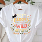 Comoda maglietta da donna con stampa T-shirt con fiori morbidi e cuori selvatici - T-shirt da donna con stampa floreale di gatti