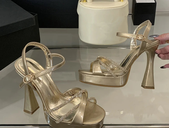 Liyke 2026 Nouveaux Sandales compensées à talons hauts Strass Sangle de cheville Bout ouvert Chaussures de soirée de mariage Femme Or