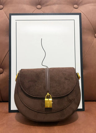 Borsa a tracolla a mezzaluna in pelle martellata, con chiusura a catena metallica, tracolla regolabile per uso quotidiano
