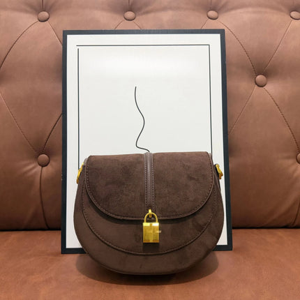 Borsa a tracolla a mezzaluna in pelle martellata, con chiusura a catena metallica, tracolla regolabile per uso quotidiano