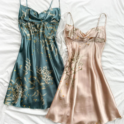 Set di camicie da notte da donna eleganti con stampa ciliegia e abiti con cinturino. Indumenti da notte comodi in 2 pezzi