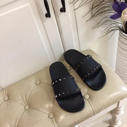 Nuovi sandali unisex con borchie in metallo, infradito piatte, ciabatte casual da spiaggia antiscivolo per uomo e donna