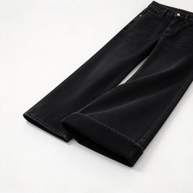 Minimalist black high-waisted straight-leg women’s jeans, in a relaxed-fit black denim with an elegant, casual style, perfect for a casual office look and versatile everyday wear FX-1338-1