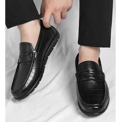 Scarpe da uomo in pelle, stile britannico casual e alla moda, un passo sui mocassini pigri