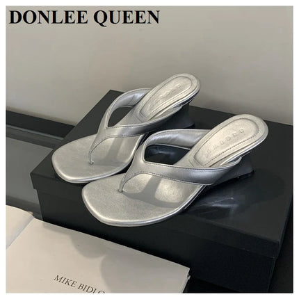 Marque de mode Compensée Pantoufle Présentations fabricants de jeux Clip d'orteil Tongs Sandales à lanières étroites Chaussures décontractées Pantoufle femme Sandalia Mujer