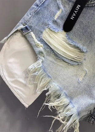 Nuovo stile di pantaloncini di jeans strappati con tasche lavate sfilacciate e piedi larghi
