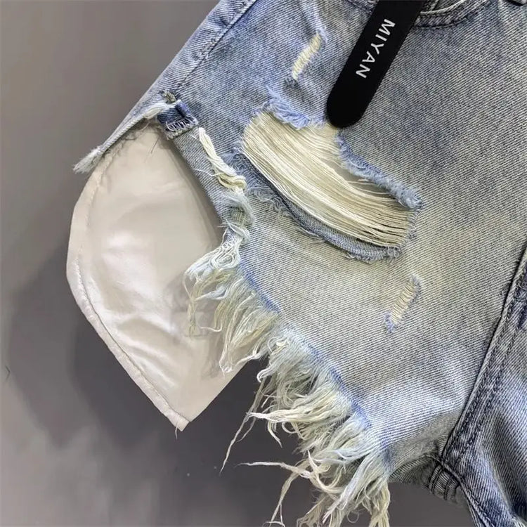 Nuovo stile di pantaloncini di jeans strappati con tasche lavate sfilacciate e piedi larghi