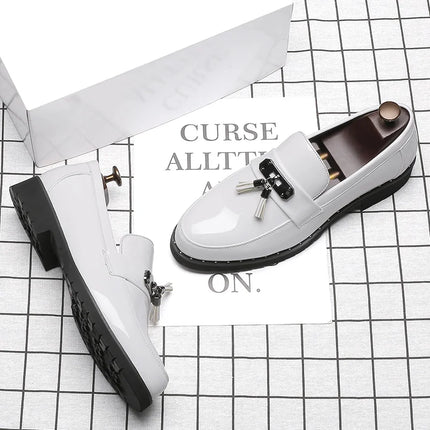 Mocassini di marca di lusso italiani Scarpe da uomo Nappa Scarpe firmate da uomo Scarpe in pelle laccata stile britannico Scarpe da sposa con fondo spesso