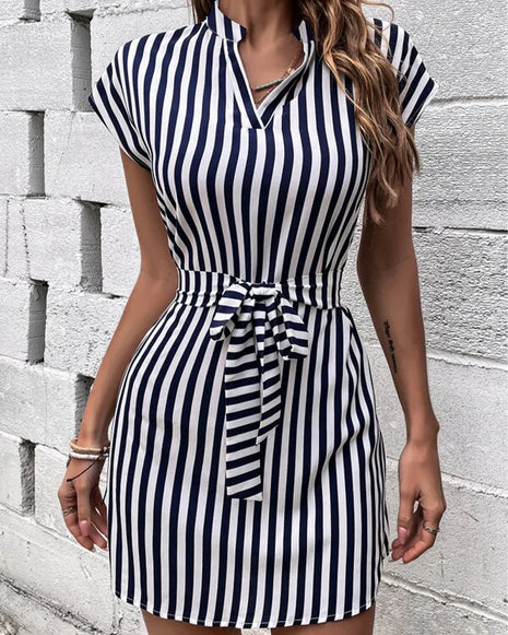 Robe d'été à imprimé rayé pour femmes 2024, mode col en V sans manches, jupe courte à lacets, élégante, pour bureau, robe moulante