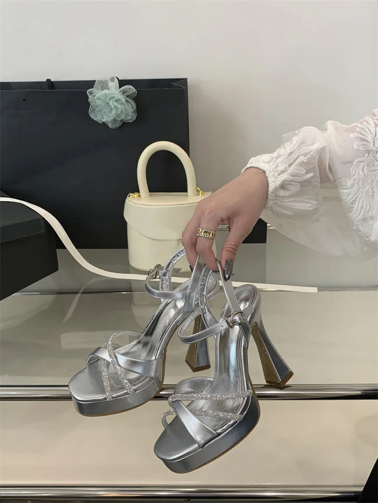 Liyke 2026 New Fashion Runway Sandali con plateau con tacco alto Strass Cinturino alla caviglia Open Toe Scarpe da festa di nozze Donna Oro