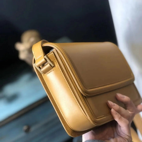 Borsa a tracolla in pelle liscia con patta, tracolla lunga sottile regolabile, borsa a tracolla rettangolare con dettagli di cuciture lunghe sotto il braccio.