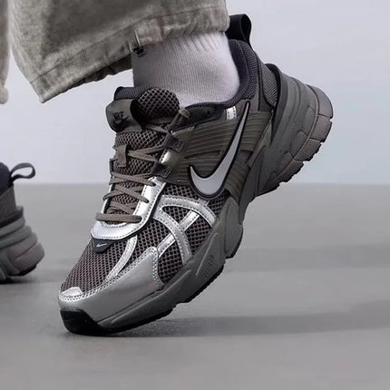 Nike V2K Run, scarpe da corsa casual e versatili, traspiranti, a profilo basso, per il commuting urbano, per uomo, argento-marrone HQ1678-200