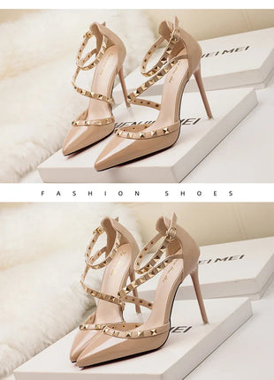 Scarpe tacco alto da donna estive in Europa e America Moda punta a punta bocca superficiale rivetto scava fuori sandali a spillo da discoteca platinumshop