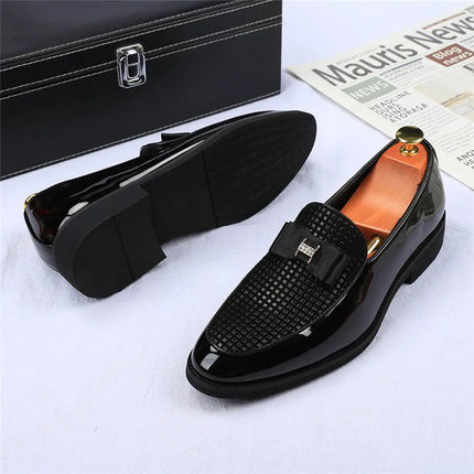 Mocassini con papillon da uomo Moda nuovi da uomo in pelle verniciata a punta Scarpe basse da lavoro Designer Calzature per abito da sposa per ritorno a casa