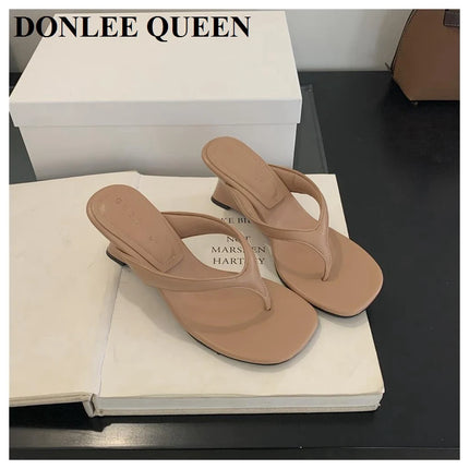 Marque de mode Compensée Pantoufle Présentations fabricants de jeux Clip d'orteil Tongs Sandales à lanières étroites Chaussures décontractées Pantoufle femme Sandalia Mujer