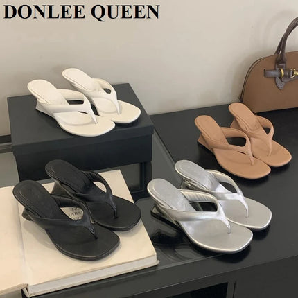 Marque de mode Compensée Pantoufle Présentations fabricants de jeux Clip d'orteil Tongs Sandales à lanières étroites Chaussures décontractées Pantoufle femme Sandalia Mujer