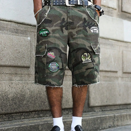 Pantaloncini di jeans estivi da uomo. Camouflage: pantaloncini in denim con toppe colorate per indumenti da lavoro. Moda di strada. Stile casual hip-hop retrò di strada
