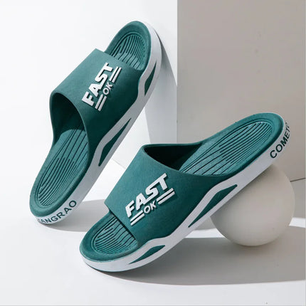 Nouvelles pantoufles pour hommes pour le quotidien d'été en plein air, tendance sportive, salle de bain de couple, intérieur à semelle souple, pantoufles fraîches pour hommes