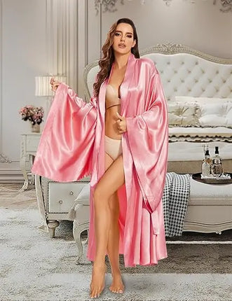 Elegante abito lungo da pavimento in seta da sposa, abito da sposa, kimono, abito da sposa, festa, abito da sposa, abito kimono nero