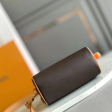 Mini borsa Boston con finiture in pelle, manico superiore e tracolla regolabile con chiusura a zip.