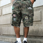 Pantaloncini di jeans estivi da uomo. Camouflage: pantaloncini in denim con toppe colorate per indumenti da lavoro. Moda di strada. Stile casual hip-hop retrò di strada