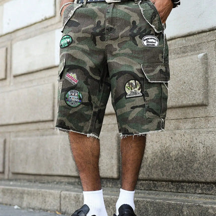 Pantaloncini di jeans estivi da uomo. Camouflage: pantaloncini in denim con toppe colorate per indumenti da lavoro. Moda di strada. Stile casual hip-hop retrò di strada
