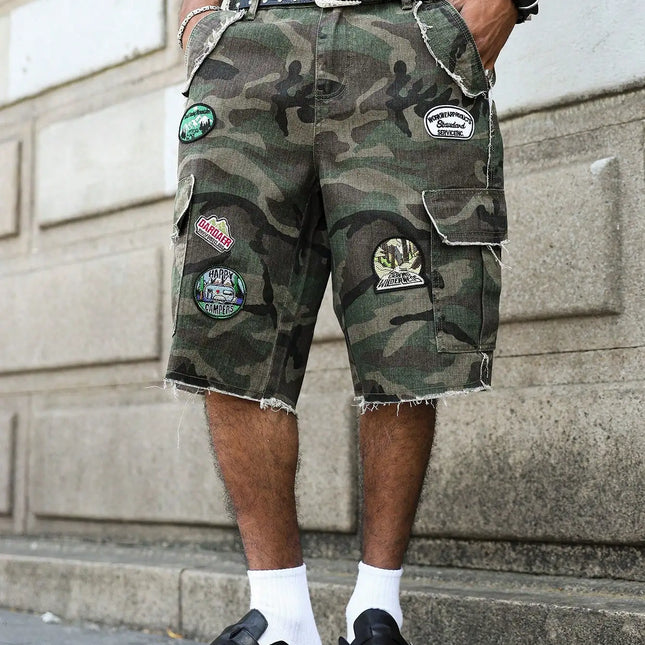 Pantaloncini di jeans estivi da uomo. Camouflage: pantaloncini in denim con toppe colorate per indumenti da lavoro. Moda di strada. Stile casual hip-hop retrò di strada