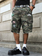 Pantaloncini di jeans estivi da uomo. Camouflage: pantaloncini in denim con toppe colorate per indumenti da lavoro. Moda di strada. Stile casual hip-hop retrò di strada