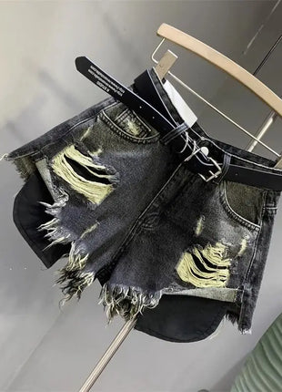 Nuovo stile di pantaloncini di jeans strappati con tasche lavate sfilacciate e piedi larghi