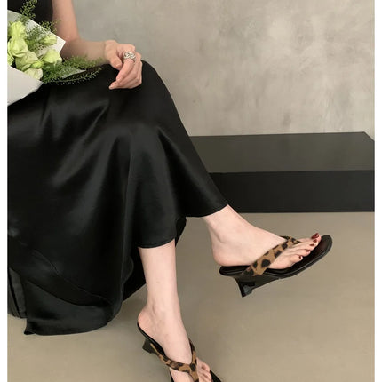 Marque de mode Compensée Pantoufle Présentations fabricants de jeux Clip d'orteil Tongs Sandales à lanières étroites Chaussures décontractées Pantoufle femme Sandalia Mujer