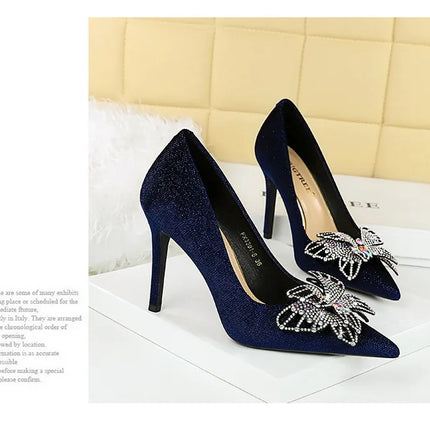 BIGTREE Scarpe Designer Nuove donne Décolleté Strass Farfalla Nodo Punta a punta Flock 10CM Tacchi sottili Scarpe da donna mature super alte