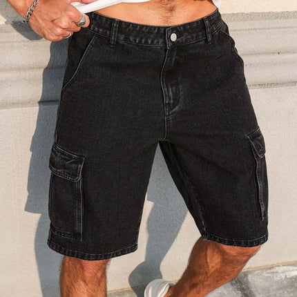 Pantaloncini neri in denim estivo da uomo. Stile di abbigliamento da lavoro. Per il tempo libero quotidiano. Creare una strada alla moda: look in stile.
