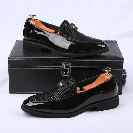 Mocassini con papillon da uomo Moda nuovi da uomo in pelle verniciata a punta Scarpe basse da lavoro Designer Calzature per abito da sposa per ritorno a casa