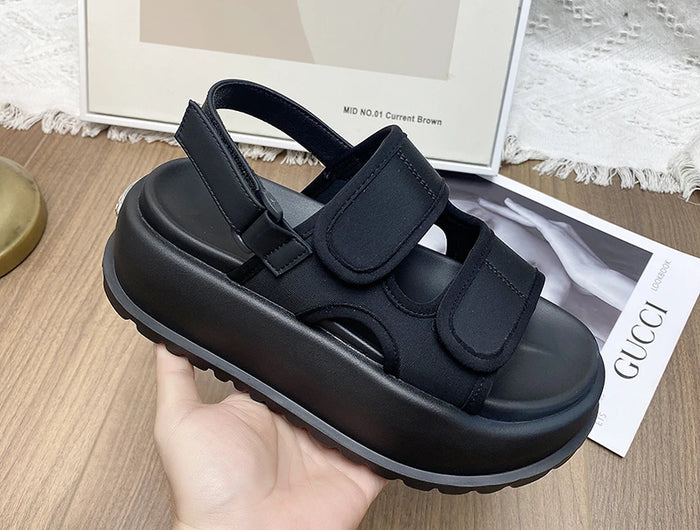 Matsuke Sandales à semelle épaisse pour femmes, style 2026, sandales de plage polyvalentes à semelle souple et velcro, à porter avec une jupe.