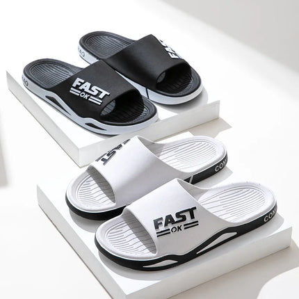 Nouvelles pantoufles pour hommes pour le quotidien d'été en plein air, tendance sportive, salle de bain de couple, intérieur à semelle souple, pantoufles fraîches pour hommes