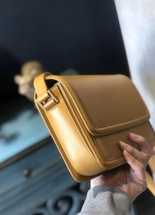 Borsa a tracolla in pelle liscia con patta, tracolla lunga sottile regolabile, borsa a tracolla rettangolare con dettagli di cuciture lunghe sotto il braccio.