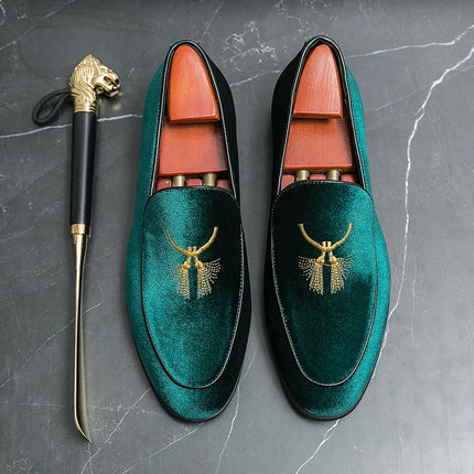 Scarpe da guida ricamate in velluto da uomo alla moda Comodo abito da sposa da lavoro Mocassini verdi blu Sapatos Tenis Masculino