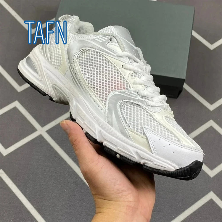 Sneakers stile papà retrò Y2K unisex, tomaia mista in rete e sintetico, suola spessa sagomata per outfit urbani e look street trendy