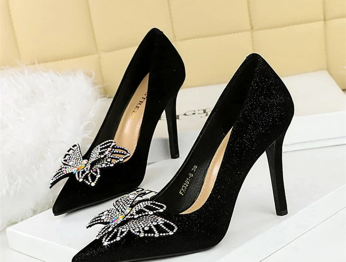 Tacchi sottili in pelle scamosciata stile europeo americano di lusso leggero ed elegante per banchetti Scarpe da donna con grandi fiocchi alla moda con tacchi altissimi