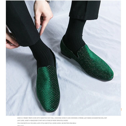 2023 nuovi mocassini da uomo in velluto scarpe di marca di lusso Slip on scarpe da sposa per feste a punta mocassini da uomo di moda nero vino rosso Flats