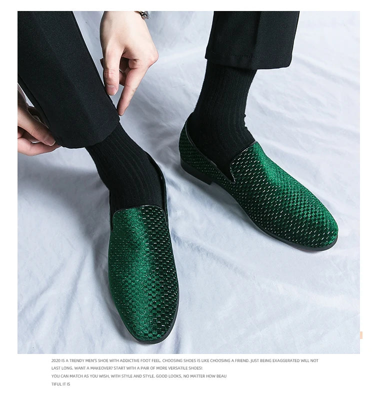 2023 nuovi mocassini da uomo in velluto scarpe di marca di lusso Slip on scarpe da sposa per feste a punta mocassini da uomo di moda nero vino rosso Flats