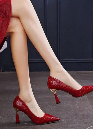 Scarpe da donna 2025 Tacchi alti Calzature estive da donna Punta a punta Décolleté rossi Sera su tacco Casual Stile sociale coreano Slip
