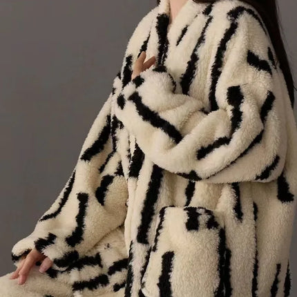 AW Coral Velvet Sleepwear Thickened Warm Winter Sweet and Cute Flannel Women's Sleepwear Simple and Loose Can Be Wearing Outside