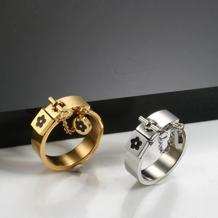 Set di gioielli di moda di lusso in acciaio inossidabile Set di gioielli da donna dorati Bracciale con ciondolo a forma di fiore Anelli per uomo Set di gioielli da donna regalo platinumshop