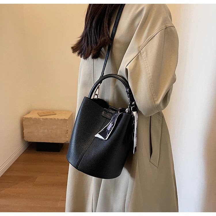 Borse a tracolla e a tracolla a secchiello in PU rosso Nero Senso del lusso Borsa a due usi da donna 2024 Moda versatile in vendita