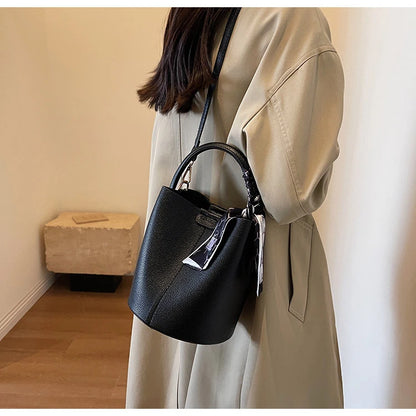 Borse a tracolla e a tracolla a secchiello in PU rosso Nero Senso del lusso Borsa a due usi da donna 2024 Moda versatile in vendita